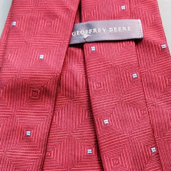 Geoffrey Beene Red Tie with Geometric Pattern - Picture 1 of 3